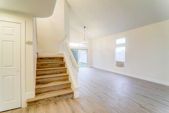 2460 Kennedy Dr in Corona, CA - Foto de edificio - Building Photo