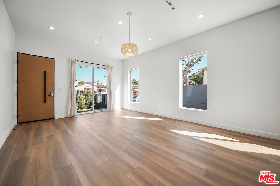 1905 S Corning St in Los Angeles, CA - Building Photo