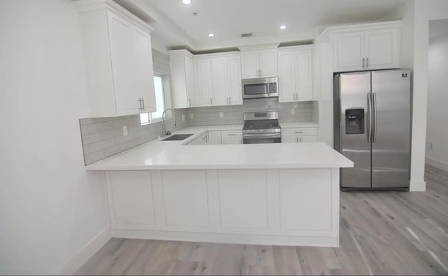 7129 S La Cienega Blvd in Los Angeles, CA - Building Photo - Building Photo