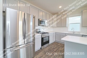 810 River Ridge Dr in Waterford, WI - Building Photo - Building Photo