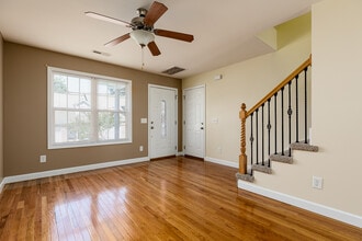 202 Clover Court in Aberdeen, NC - Foto de edificio - Building Photo