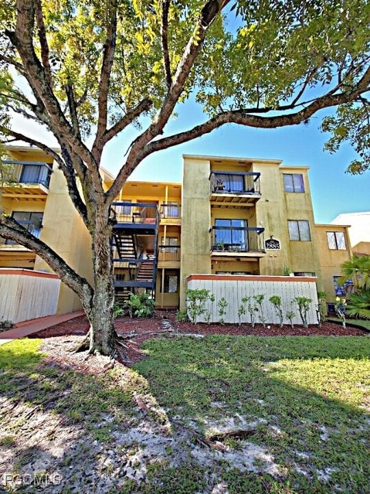 2885 Winkler Ave in Ft. Myers, FL - Building Photo