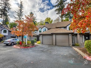 3918 Carman Dr in Lake Oswego, OR - Building Photo - Building Photo