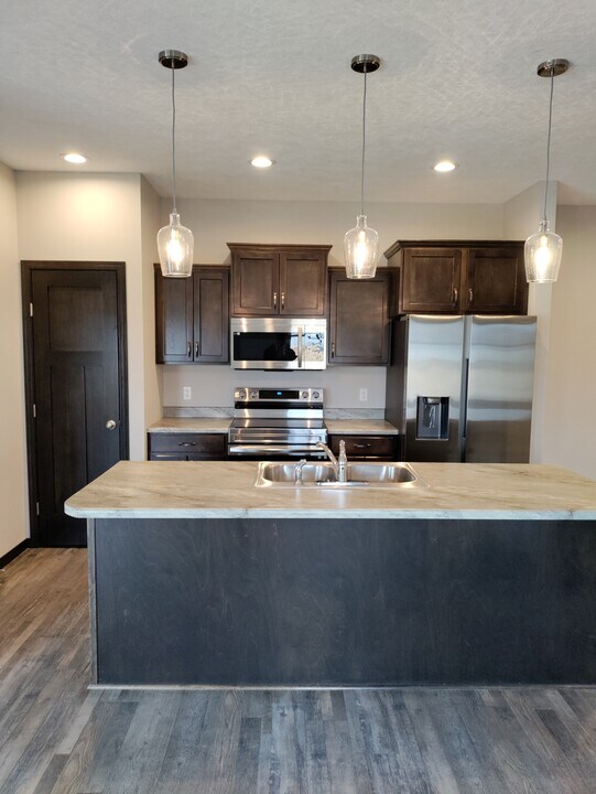 9402 W Dolores Dr in Sioux Falls, SD - Building Photo