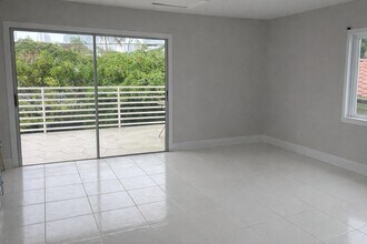 641 SW 28th Rd, Unit Rear in Miami, FL - Foto de edificio - Building Photo