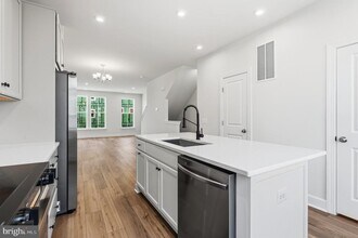 602 Watermans Dr in Woodbridge, VA - Building Photo - Building Photo