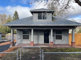 1930 B St in Forest Grove, OR - Building Photo
