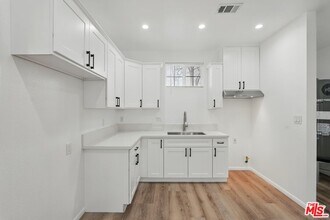 5017 Cimarron St in Los Angeles, CA - Building Photo - Building Photo
