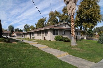 319 N Langstaff St in Lake Elsinore, CA - Foto de edificio - Building Photo
