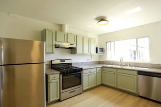 1323 Ridgeley Dr in Los Angeles, CA - Foto de edificio - Building Photo