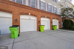 8975 Harrover Pl in Lorton, VA - Building Photo