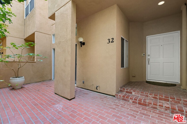 18730 Hatteras St in Los Angeles, CA - Building Photo - Building Photo
