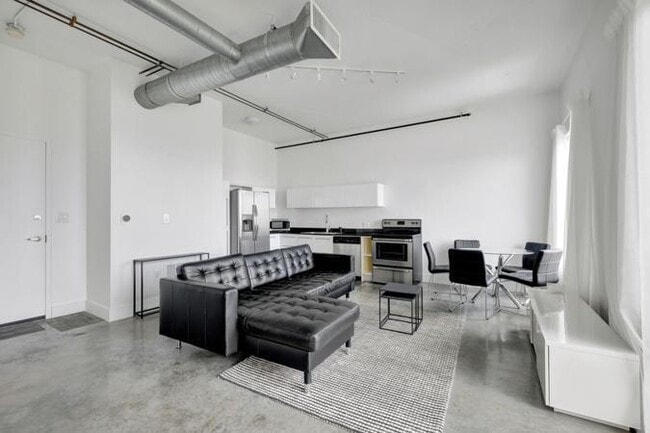 10 SW South River Dr in Miami, FL - Building Photo - Building Photo