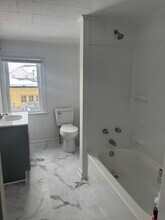 222 W 3rd St, Unit 3 in Oswego, NY - Foto de edificio - Building Photo