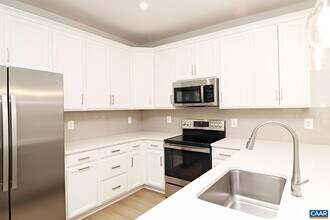 825 Wesley Ln in Charlottesville, VA - Building Photo - Building Photo