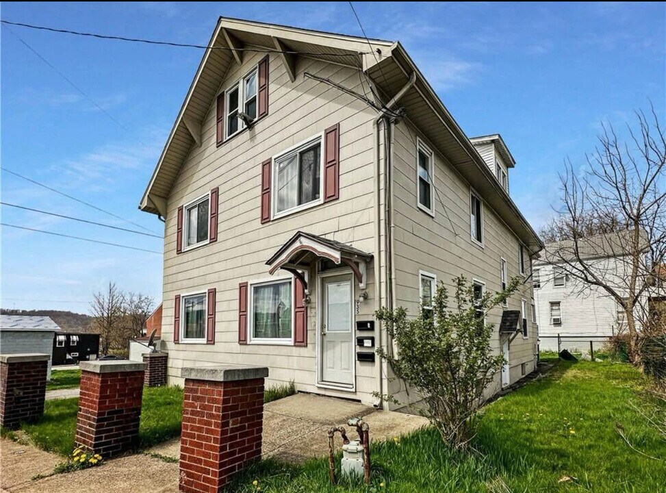 935 Drey St, Unit #2 in New Kensington, PA - Building Photo