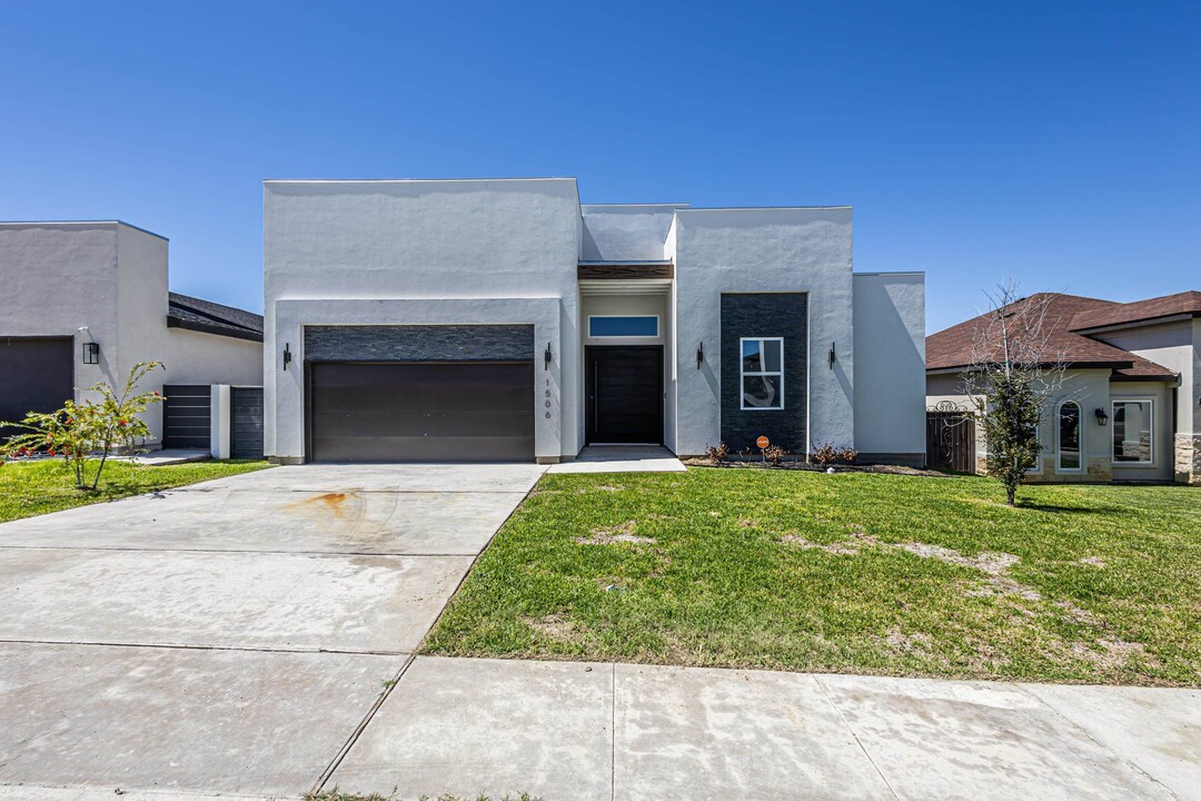 1506 Ocaso Dr in Laredo, TX - Building Photo