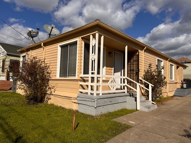 7108 Fresno St in Oakland, CA - Building Photo - Building Photo