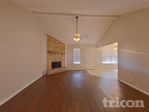 6056 Birchhill Rd in Watauga, TX - Foto de edificio - Building Photo