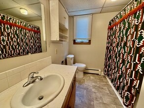 818 5th St NW in Waverly, IA - Foto de edificio - Building Photo