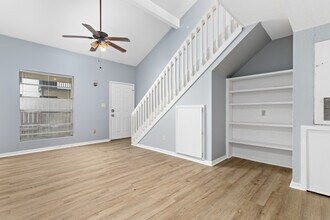 1176 Oregon Ave, Unit 2 in Beaumont, TX - Foto de edificio - Building Photo