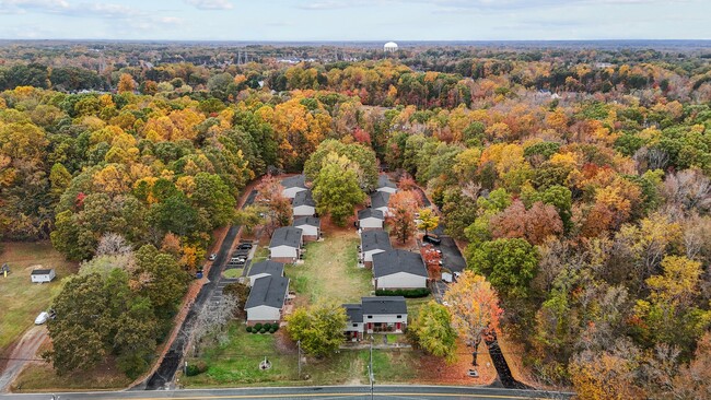 The Pointe at White Oak in Greensboro, NC - Building Photo - Building Photo