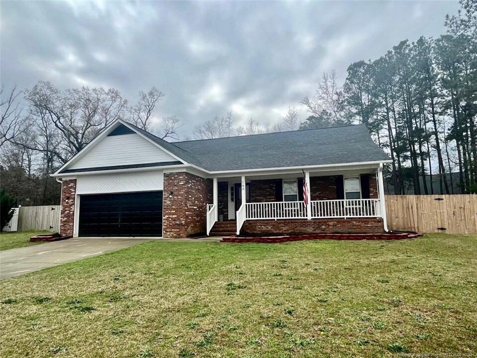 142 Rocktree Ct in Raeford, NC - Building Photo