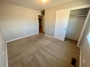 1103 NW Sprucewood Ct in Redmond, OR - Building Photo - Building Photo