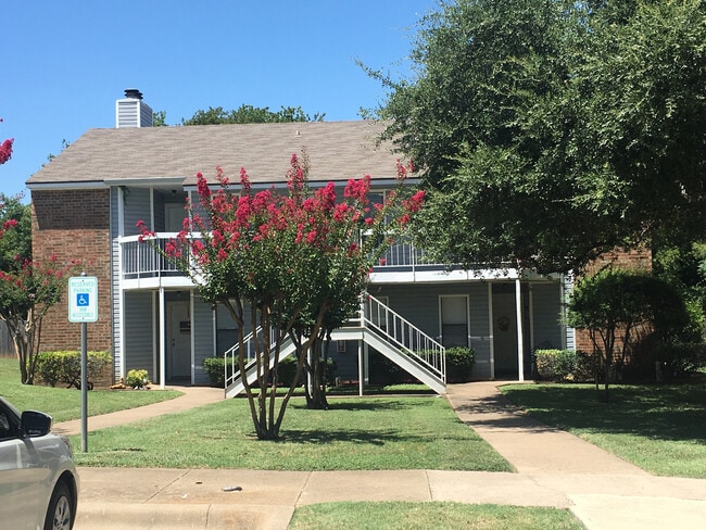 property at 4323 Lakeshore Villa Dr