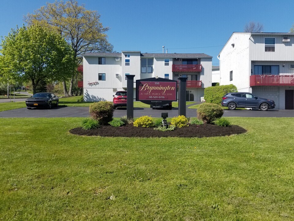 Brynnington in Oswego, NY - Foto de edificio