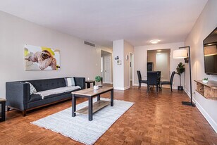 1272 Rue Redpath-Crescent in Montréal, QC - Building Photo