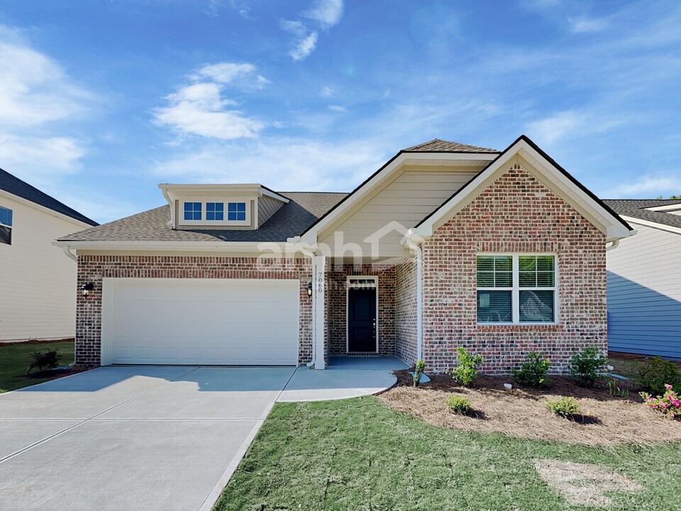 7060 Creeksong Dr in Douglasville, GA - Building Photo