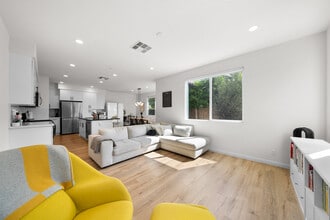 15026 Olive Ln in La Mirada, CA - Foto de edificio - Building Photo