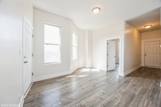 2442 S Kedzie Ave in Chicago, IL - Building Photo - Building Photo