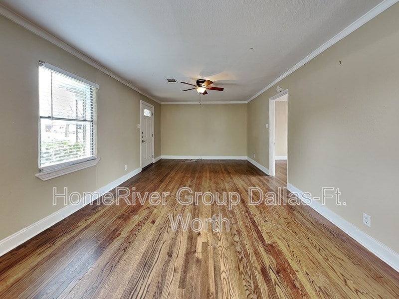 4926 W University Blvd in Dallas, TX - Building Photo