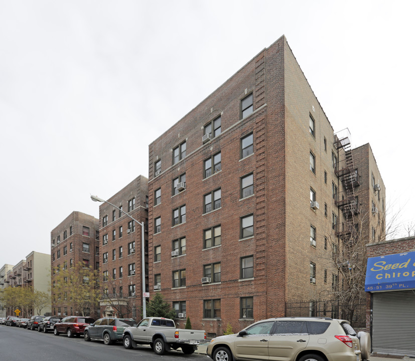 4541 39th Pl in Sunnyside, NY - Foto de edificio