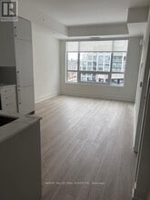 2075 King Rd in King City, ON - Building Photo - Building Photo