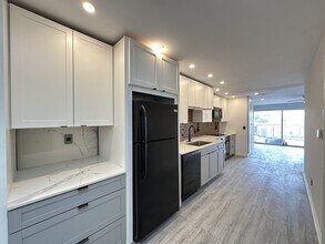 5947 W Montrose Ave in Chicago, IL - Building Photo - Building Photo