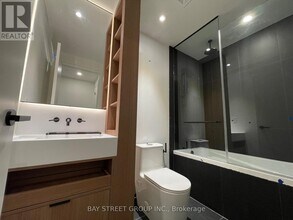 55 Charles St E in Toronto, ON - Building Photo - Building Photo