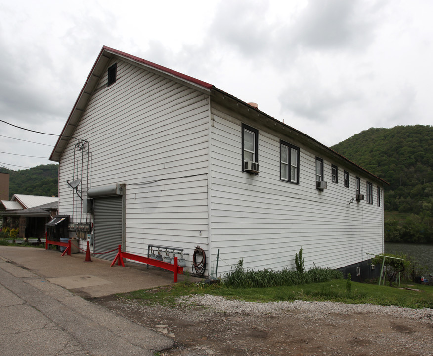 30 4th Ave in Montgomery, WV - Foto de edificio