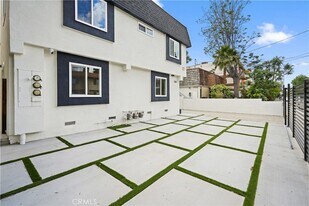 7010 Lennox Ave in Los Angeles, CA - Building Photo