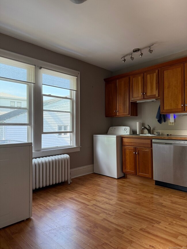 97 Maplewood Ave in West Hartford, CT - Foto de edificio - Building Photo