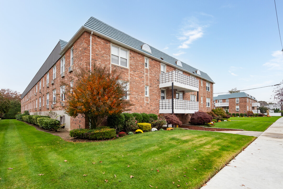 75 Noble St in Lynbrook, NY - Building Photo