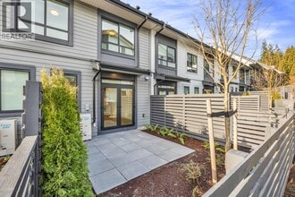 3535 Highland Dr in Coquitlam, BC - Building Photo - Building Photo