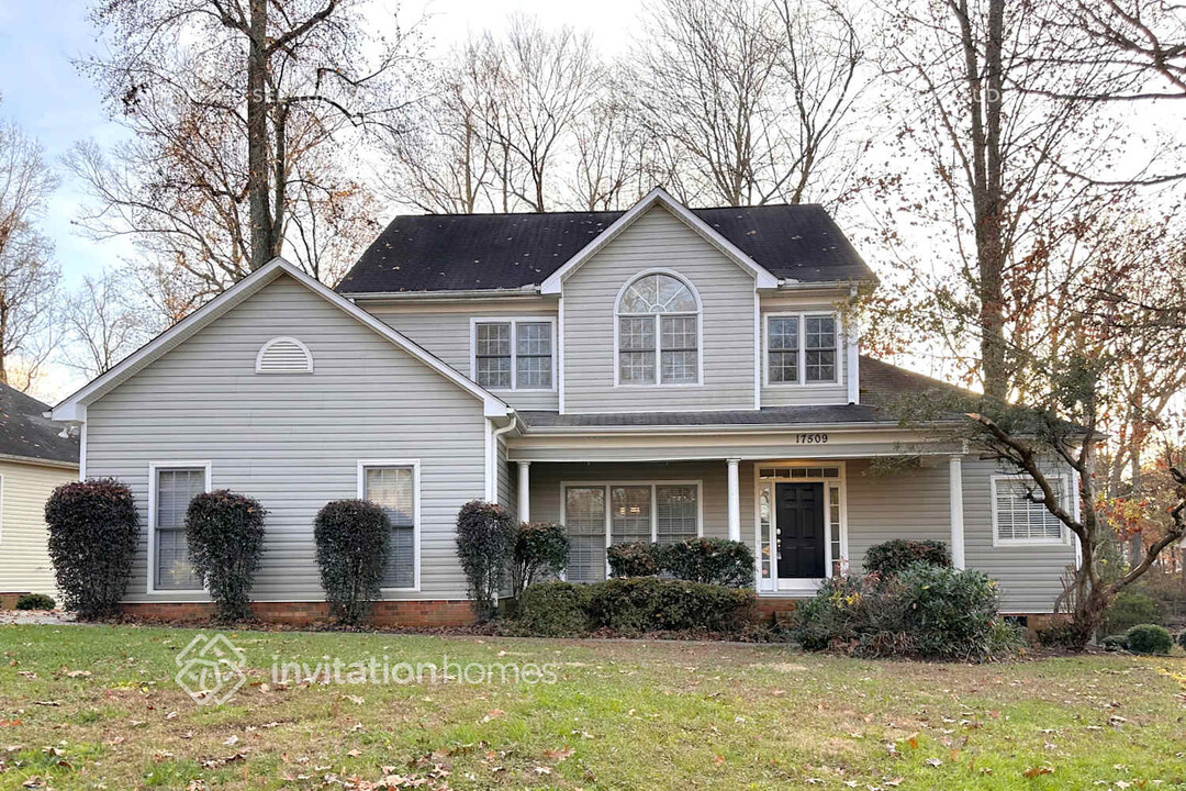 17509 Cambridge Grove Dr in Huntersville, NC - Building Photo