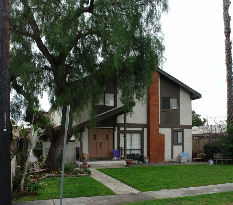 4202 Howard Ave in Los Alamitos, CA - Foto de edificio