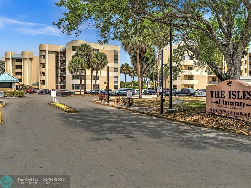 6475 W Oakland Park Blvd in Lauderhill, FL - Building Photo