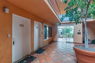 382 Coronado Ave, Unit 102 in Long Beach, CA - Building Photo - Building Photo
