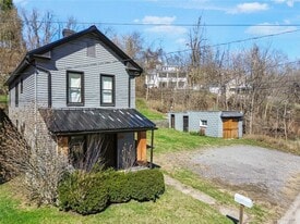 813 Bower Hill Rd in Bridgeville, PA - Building Photo