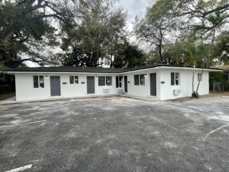 516 NE 166th St in Miami, FL - Foto de edificio